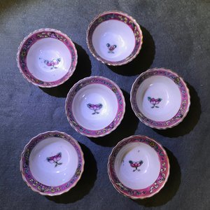 Une collection de tasses et soucoupes et un vase en porcelaine de Chine pour le marché Peranakan ou Straits, 19ème — photo 37