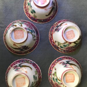 Une collection de tasses et soucoupes et un vase en porcelaine de Chine pour le marché Peranakan ou Straits, 19ème — photo 40