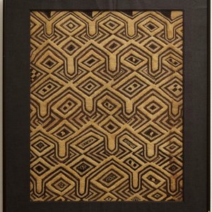 Une collection de textiles africains et deux paniers, la plupart Kuba, Congo, 19/20ème — photo 3