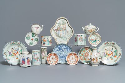 Une collection de théières, pots à pinceaux et assiettes en porcelaine de Chine famille rose, 19/20ème