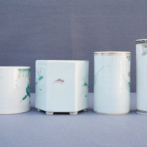Une collection de théières, pots à pinceaux et assiettes en porcelaine de Chine famille rose, 19/20ème — photo 12