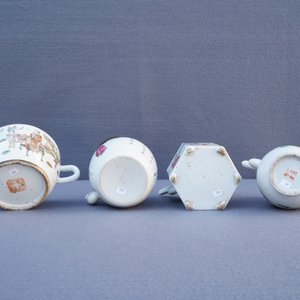 Une collection de théières, pots à pinceaux et assiettes en porcelaine de Chine famille rose, 19/20ème — photo 16