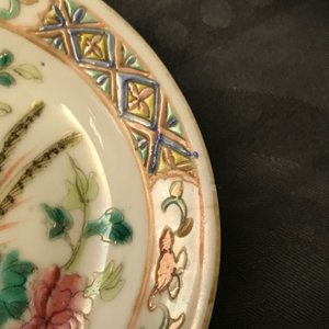 Une collection de théières, pots à pinceaux et assiettes en porcelaine de Chine famille rose, 19/20ème — photo 17
