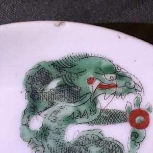 Une collection de théières, pots à pinceaux et assiettes en porcelaine de Chine famille rose, 19/20ème — photo 19