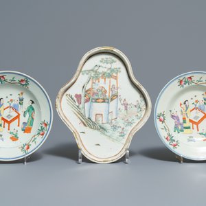 Une collection de théières, pots à pinceaux et assiettes en porcelaine de Chine famille rose, 19/20ème — photo 2