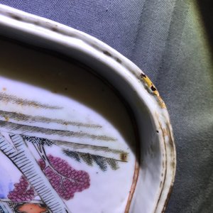 Une collection de théières, pots à pinceaux et assiettes en porcelaine de Chine famille rose, 19/20ème — photo 25
