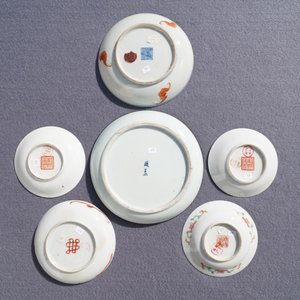 Une collection de théières, pots à pinceaux et assiettes en porcelaine de Chine famille rose, 19/20ème — photo 8