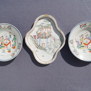 Une collection de théières, pots à pinceaux et assiettes en porcelaine de Chine famille rose, 19/20ème — photo 9