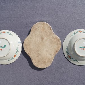 Une collection de théières, pots à pinceaux et assiettes en porcelaine de Chine famille rose, 19/20ème — photo 10