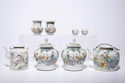 Une collection de théières, vases et tasses en porcelaine de Chine qianjiang cai, 19/20ème