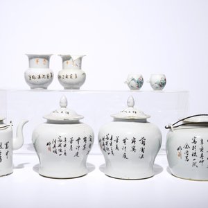 Une collection de théières, vases et tasses en porcelaine de Chine qianjiang cai, 19/20ème — photo 3