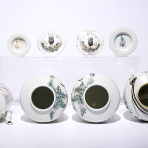 Une collection de théières, vases et tasses en porcelaine de Chine qianjiang cai, 19/20ème — photo 5