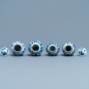 Une collection de vases en porcelaine de Chine en bleu et blanc, Kangxi — photo 12