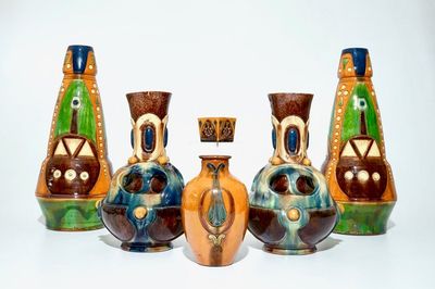 Une collection de vases en poterie flamande de style Art Deco et Art Nouveau, 20ème