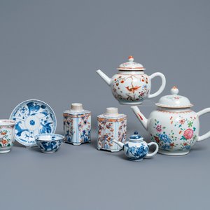 Une collection d'objets à thé en porcelaine de Chine en bleu et blanc, famille rose, verte et de style Imari, Kangxi/Qianlong — photo 1
