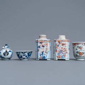 Une collection d'objets à thé en porcelaine de Chine en bleu et blanc, famille rose, verte et de style Imari, Kangxi/Qianlong — photo 5