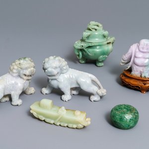 Une collection d'oeuvres en jade et jadeïte sculpté, Chine, 19/20ème — photo 1