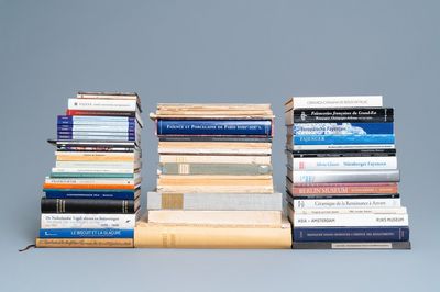 Une collection d'ouvrages de référence et de catalogues sur les céramiques européennes et les arts décoratifs