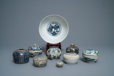 Une collection en porcelaine de Chine en bleu et blanc dite 'de Swatow', Ming