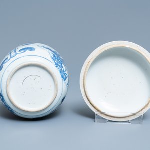 Une collection en porcelaine de Chine en bleu et blanc, Kangxi — photo 11