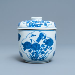 Une collection en porcelaine de Chine en bleu et blanc, Kangxi — photo 8