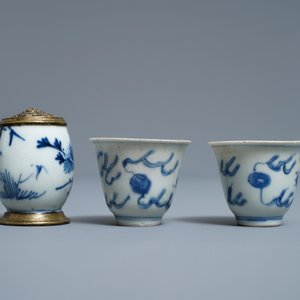 Une collection en porcelaine de Chine et Japon en bleu et blanc, Ming et après — photo 17