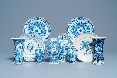 Une collection variée d'assiettes et de vases en faïence de Delft en bleu et blanc, 18ème