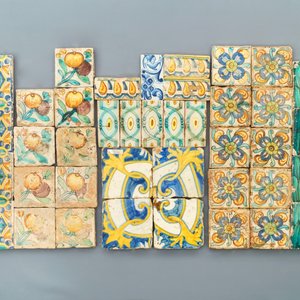 Une collection variée de carreaux en faïence, la plupart espagnole, 17ème — photo 2