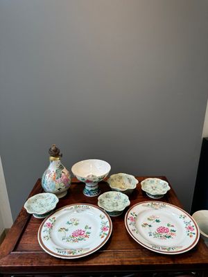 Une collection variée de huit pièces en porcelaine de Chine famille rose, 18/19ème — photo 1