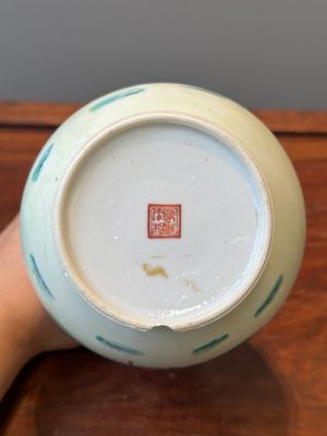 Une collection variée de huit pièces en porcelaine de Chine famille rose, 18/19ème — photo 11
