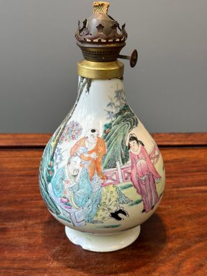 Une collection variée de huit pièces en porcelaine de Chine famille rose, 18/19ème — photo 2