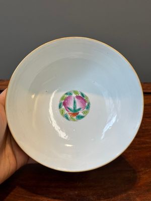 Une collection variée de huit pièces en porcelaine de Chine famille rose, 18/19ème — photo 23
