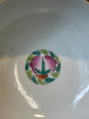 Une collection variée de huit pièces en porcelaine de Chine famille rose, 18/19ème — photo 24