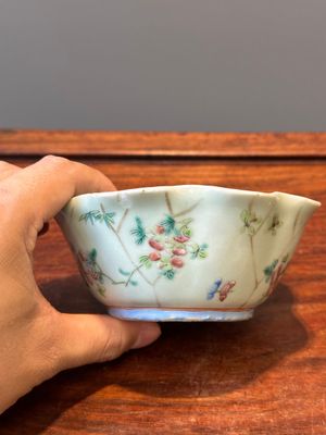 Une collection variée de huit pièces en porcelaine de Chine famille rose, 18/19ème — photo 40