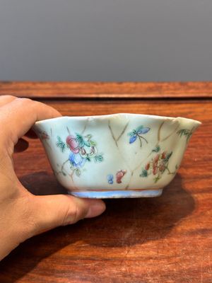 Une collection variée de huit pièces en porcelaine de Chine famille rose, 18/19ème — photo 41