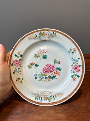 Une collection variée de huit pièces en porcelaine de Chine famille rose, 18/19ème — photo 48