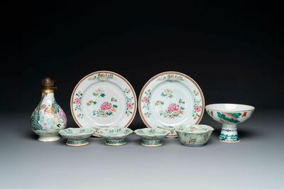 Une collection variée de huit pièces en porcelaine de Chine famille rose, 18/19ème