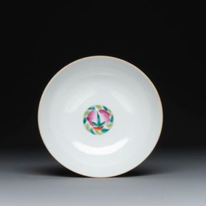 Une collection variée de huit pièces en porcelaine de Chine famille rose, 18/19ème — photo 8