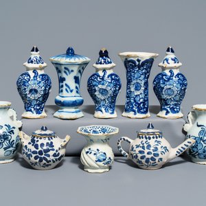 Une collection variée de miniatures en faïence de Delft, la plupart 18ème — photo 1