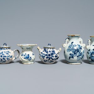 Une collection variée de miniatures en faïence de Delft, la plupart 18ème — photo 2