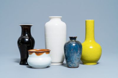 Une collection variée de quatre vases et un brûle-parfum en porcelaine de Chine et de Japon monochrome, 19/20ème