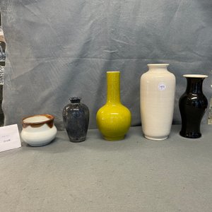 Une collection variée de quatre vases et un brûle-parfum en porcelaine de Chine et de Japon monochrome, 19/20ème — photo 14