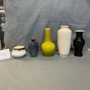 Une collection variée de quatre vases et un brûle-parfum en porcelaine de Chine et de Japon monochrome, 19/20ème — photo 15
