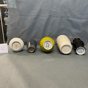 Une collection variée de quatre vases et un brûle-parfum en porcelaine de Chine et de Japon monochrome, 19/20ème — photo 17