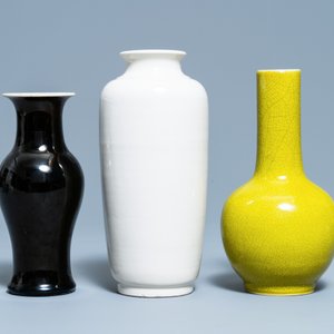 Une collection variée de quatre vases et un brûle-parfum en porcelaine de Chine et de Japon monochrome, 19/20ème — photo 4