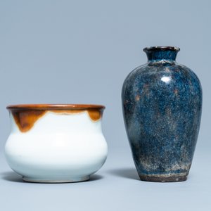 Une collection variée de quatre vases et un brûle-parfum en porcelaine de Chine et de Japon monochrome, 19/20ème — photo 10