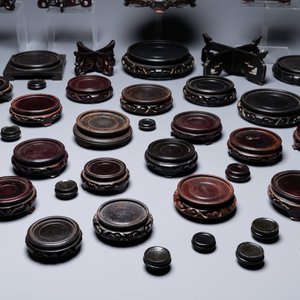 Une collection variée de socles en bois, Chine, 19/20ème — photo 2
