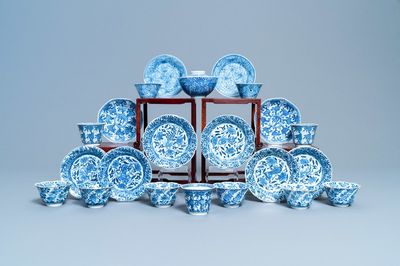 Une collection variée de tasses et soucoupes en porcelaine de Chine en bleu et blanc, Kangxi