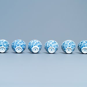 Une collection variée de tasses et soucoupes en porcelaine de Chine en bleu et blanc, Kangxi — photo 11
