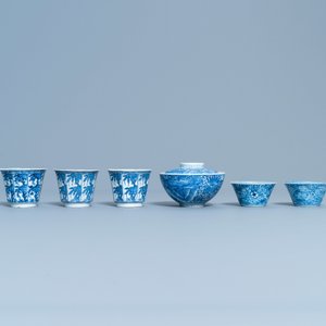 Une collection variée de tasses et soucoupes en porcelaine de Chine en bleu et blanc, Kangxi — photo 14